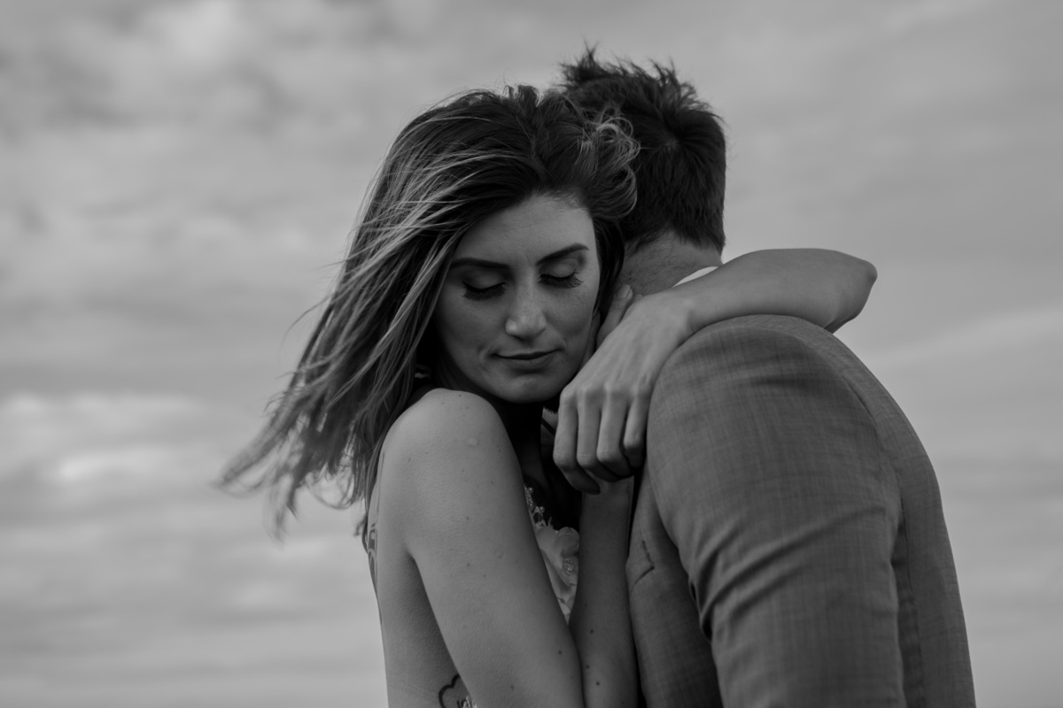 fotografo de casamento, noiva abraçando o noivo