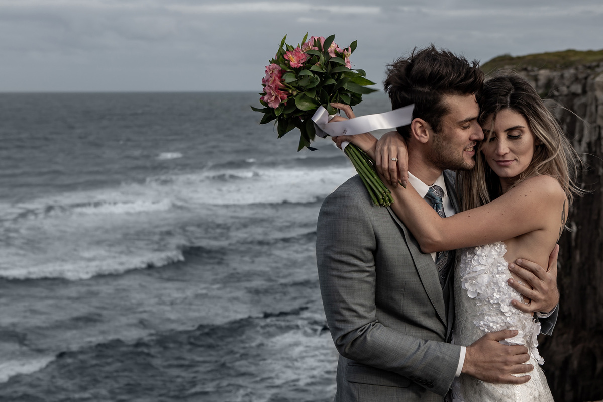 o abraço dos noivos em fotografia de casamento