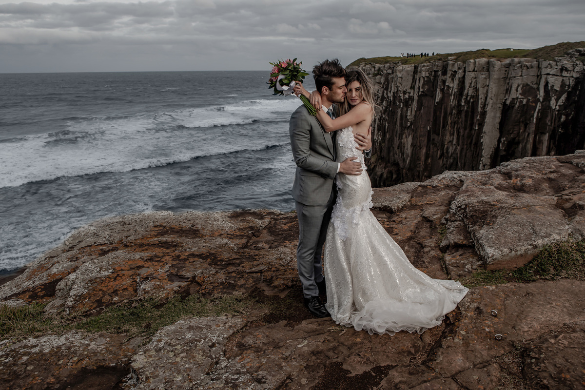 noivos em ensaio para fotografia de casamento