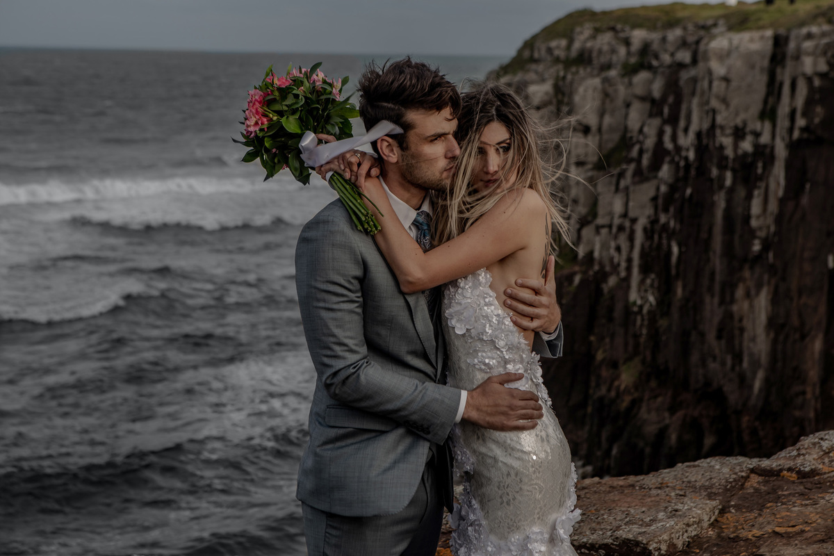 noivos se abraçando em ensaio para fotografia de casamento