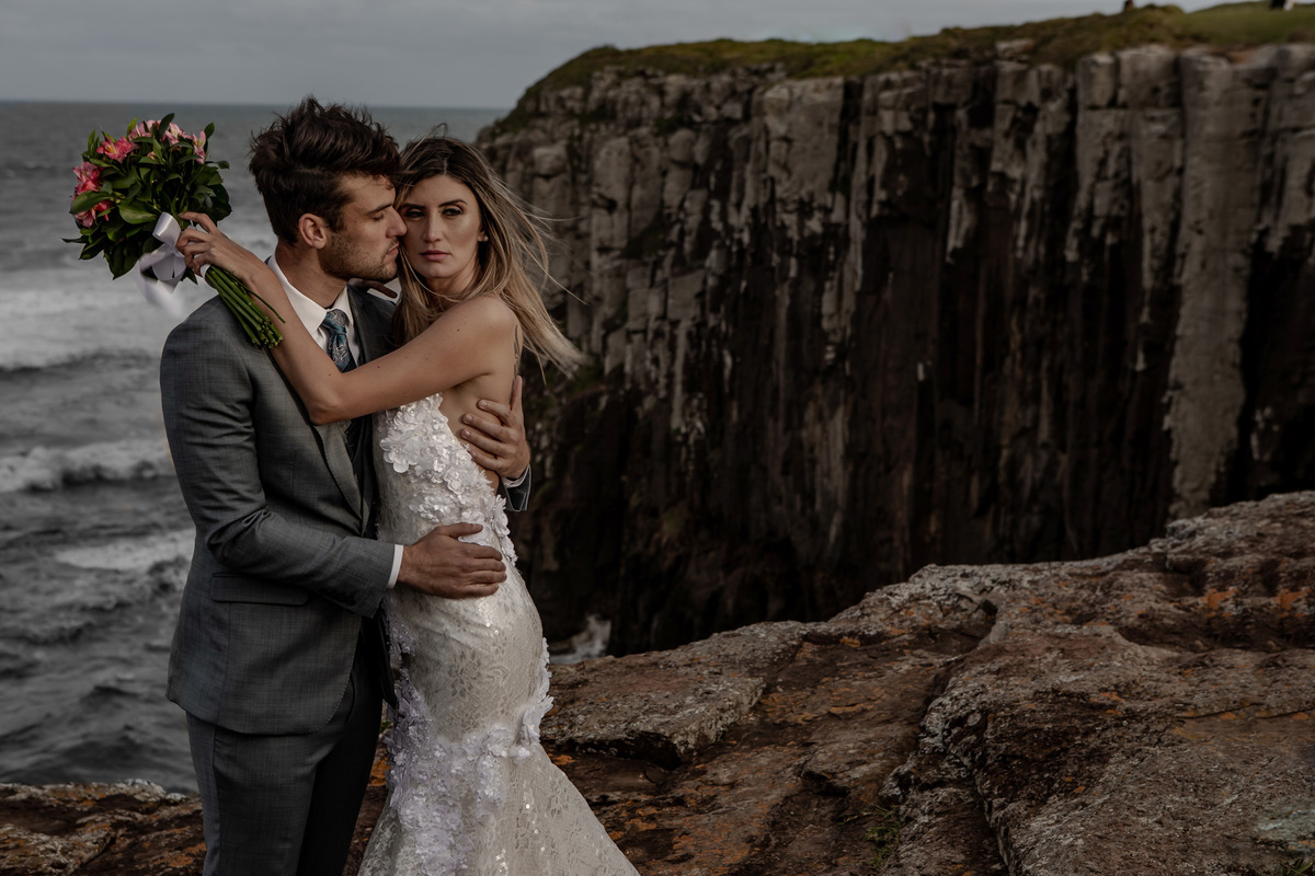 noiva abraçando o noivo em ensaio fotográfico para casamento