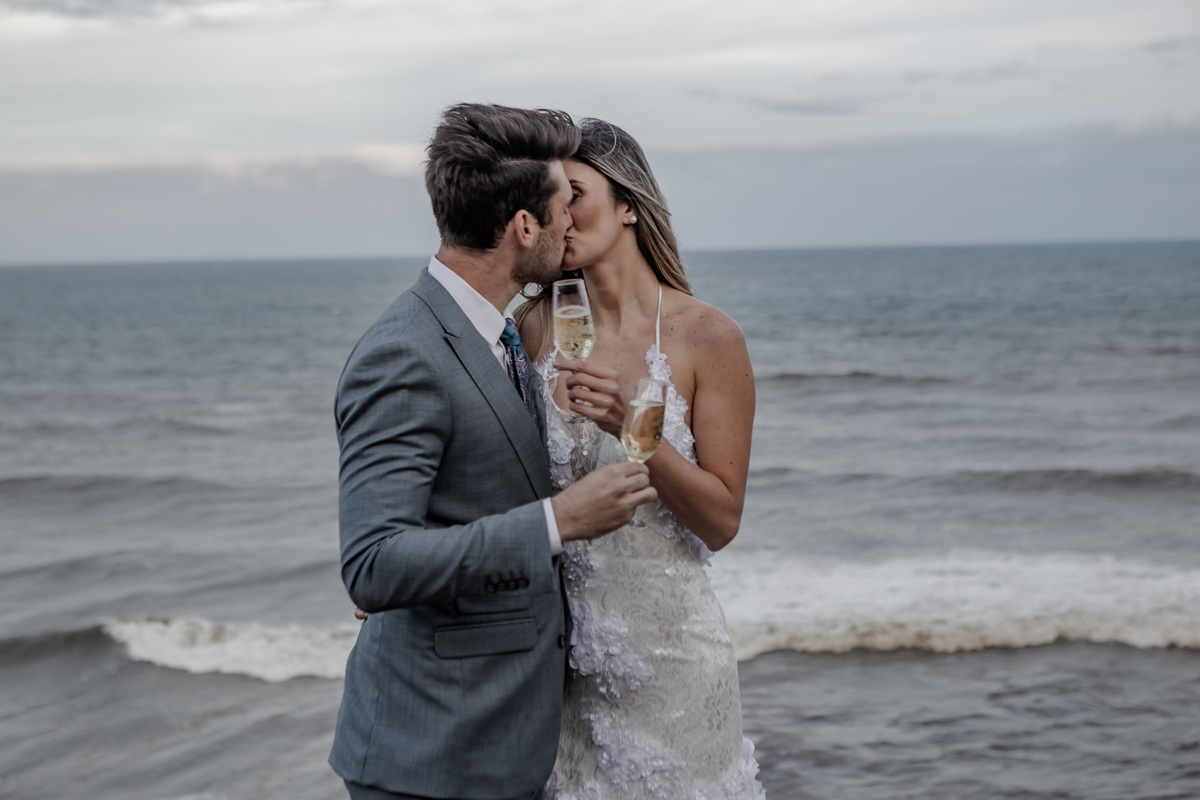 fotografia de casamento com beijo e brinde dos noivos