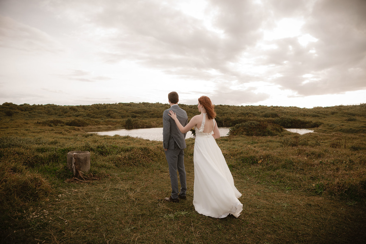 fotografo de casamento, noiva tocando no ombro do noivo
