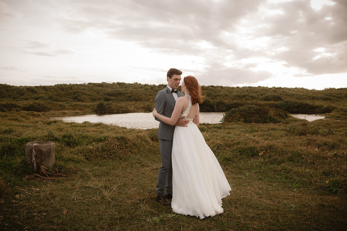 fotografo de casamento, noivos se abraçam