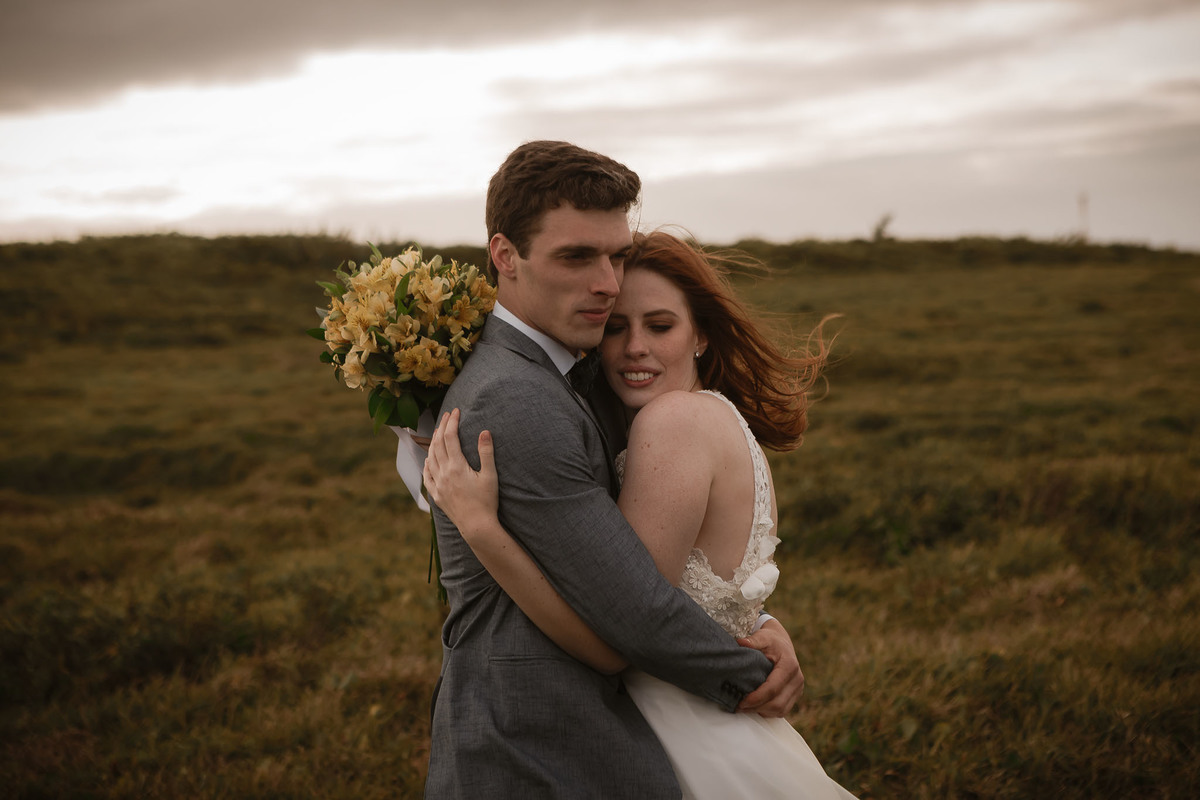 fotografo de casamento, noivos num aconchego