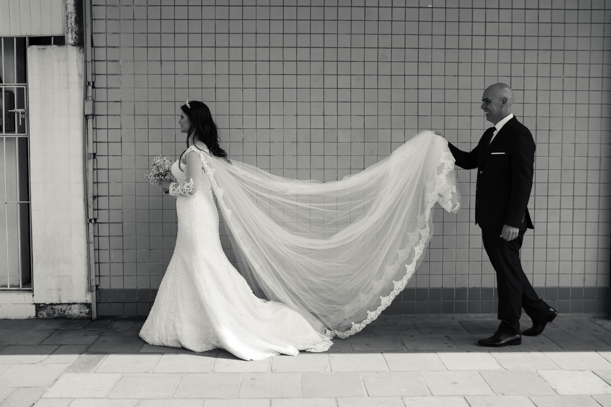 fotografo de casamento, Pedro Stein, o padre fotógrafo casamento com fotografia do pai segurando a cauda do vestido da noiva