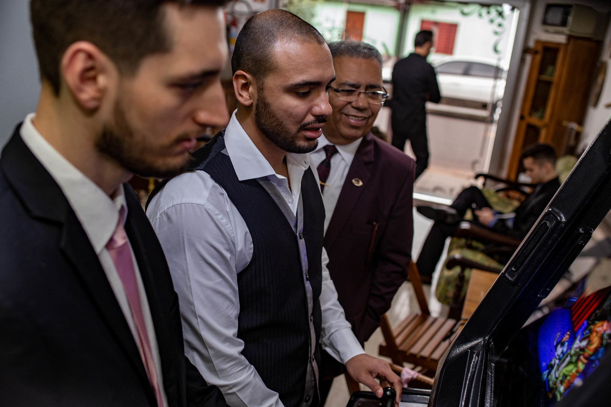 fotografo de casamento, novo e padrinhos jogando play