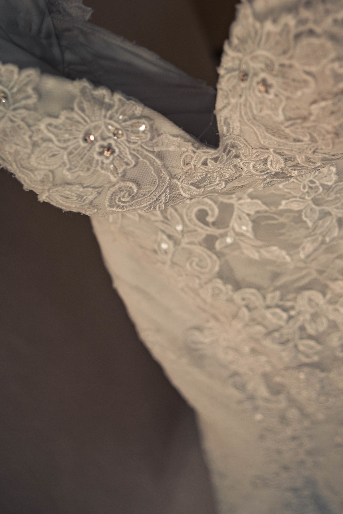 fotografo de casamento, Pedro Stein, o padre fotógrafo casamento com fotografia do detalhe vestido noiva