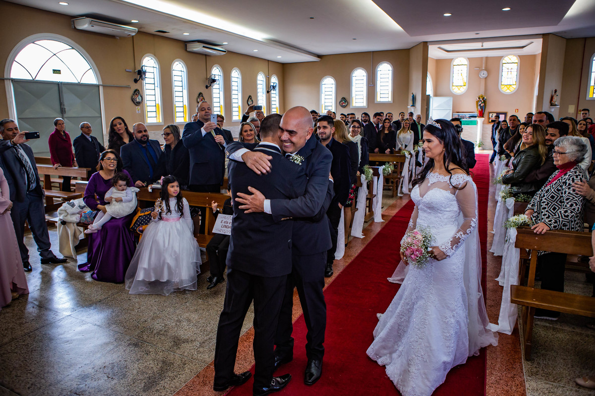 fotografo de casamento, abraço do pai no noivo