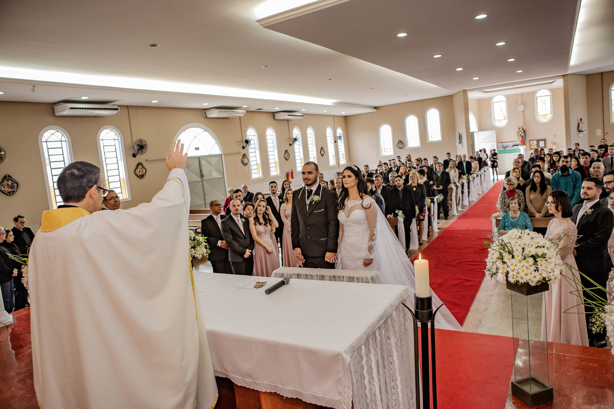 fotografo de casamento, padre abençoa os noivos