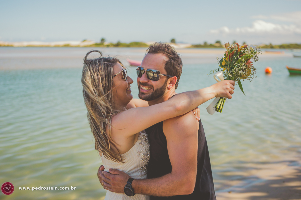 pedro stein fotografo de casamento em pre wedding na guarda do embau com mari e leo se abraçando e sorrindo