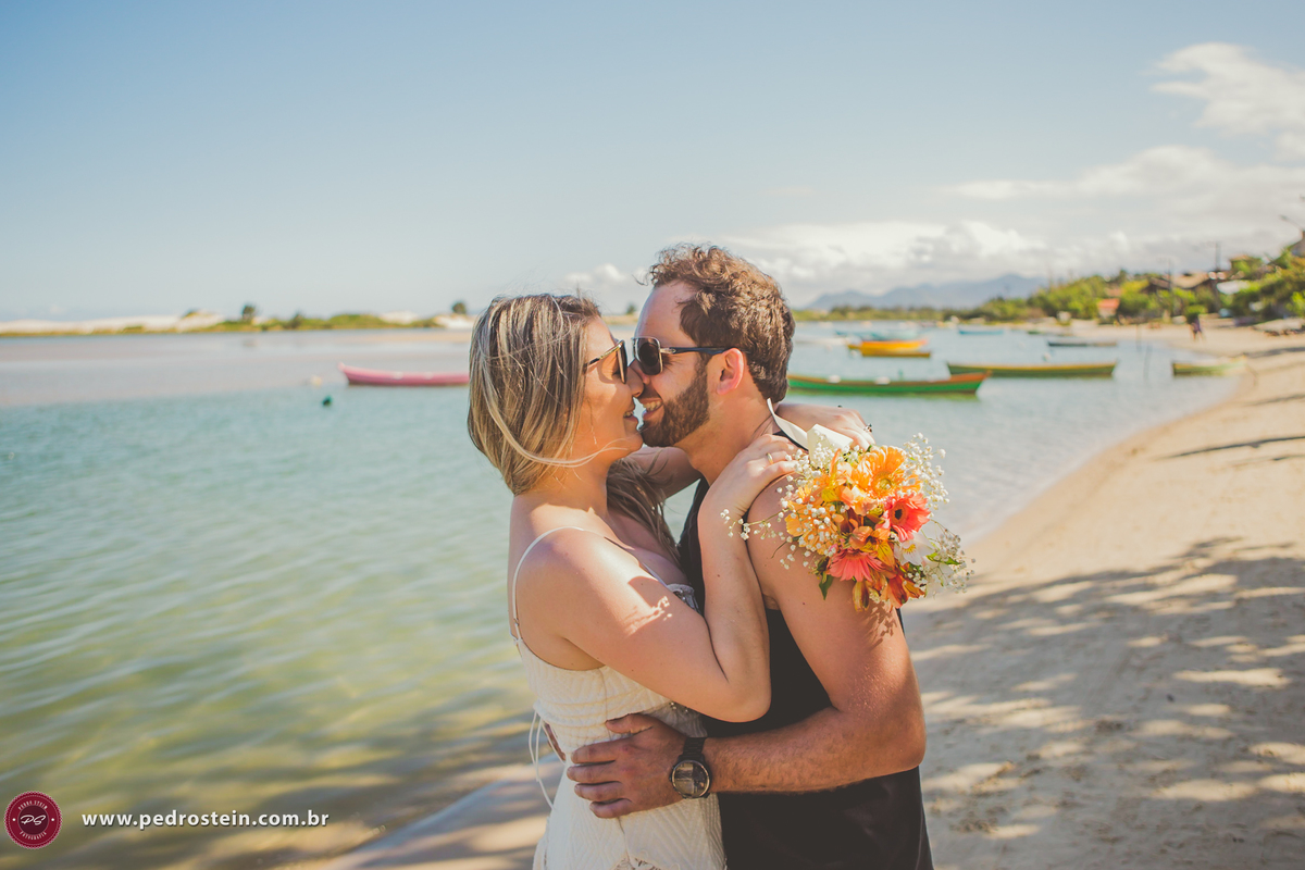 pedro stein fotografo de casamento em pre wedding na guarda do embau com mari e leo se abraçando