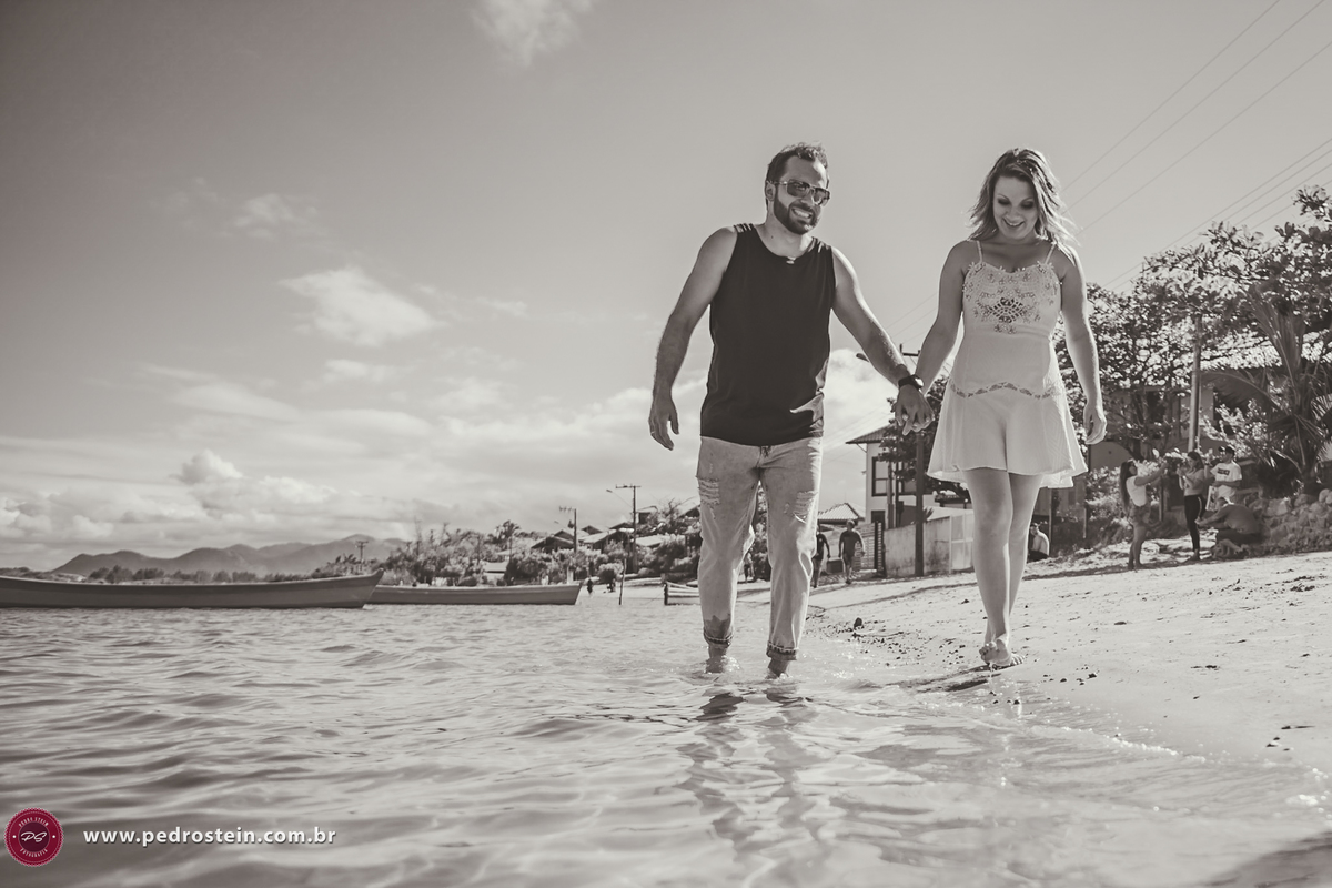 pedro stein fotografo de casamento em pre wedding na guarda do embau com noivos caminhando na beira da praia