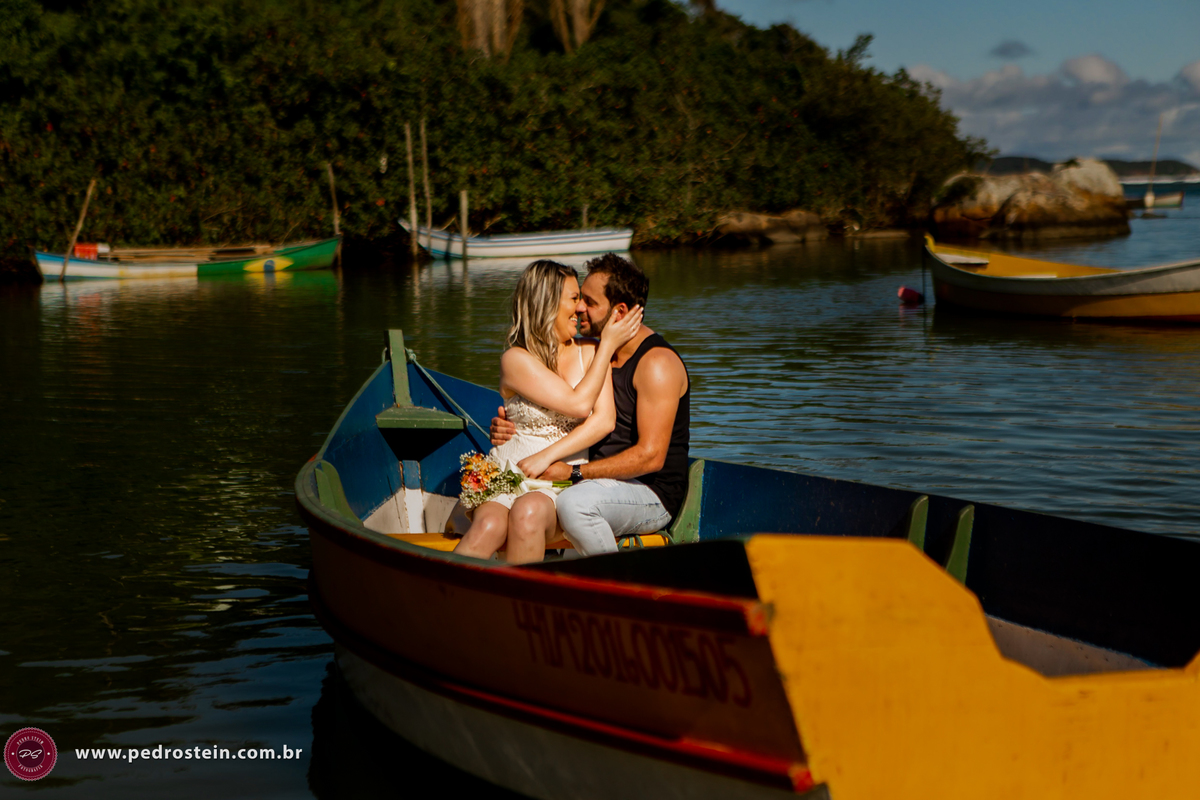 pedro stein fotografo de casamento em pre wedding na guarda do embau com noivos se beijando em cima de um barco