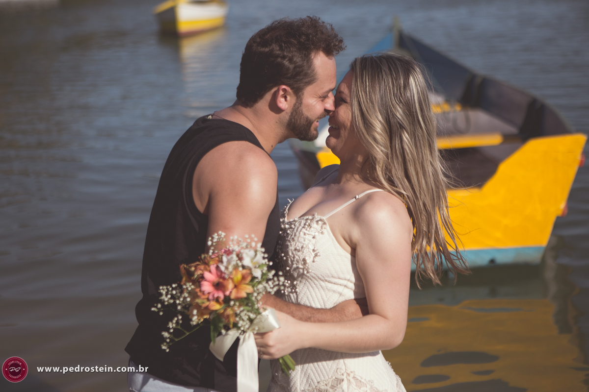 pedro stein fotografo de casamento em pre wedding na guarda do embau com noivos se olhando