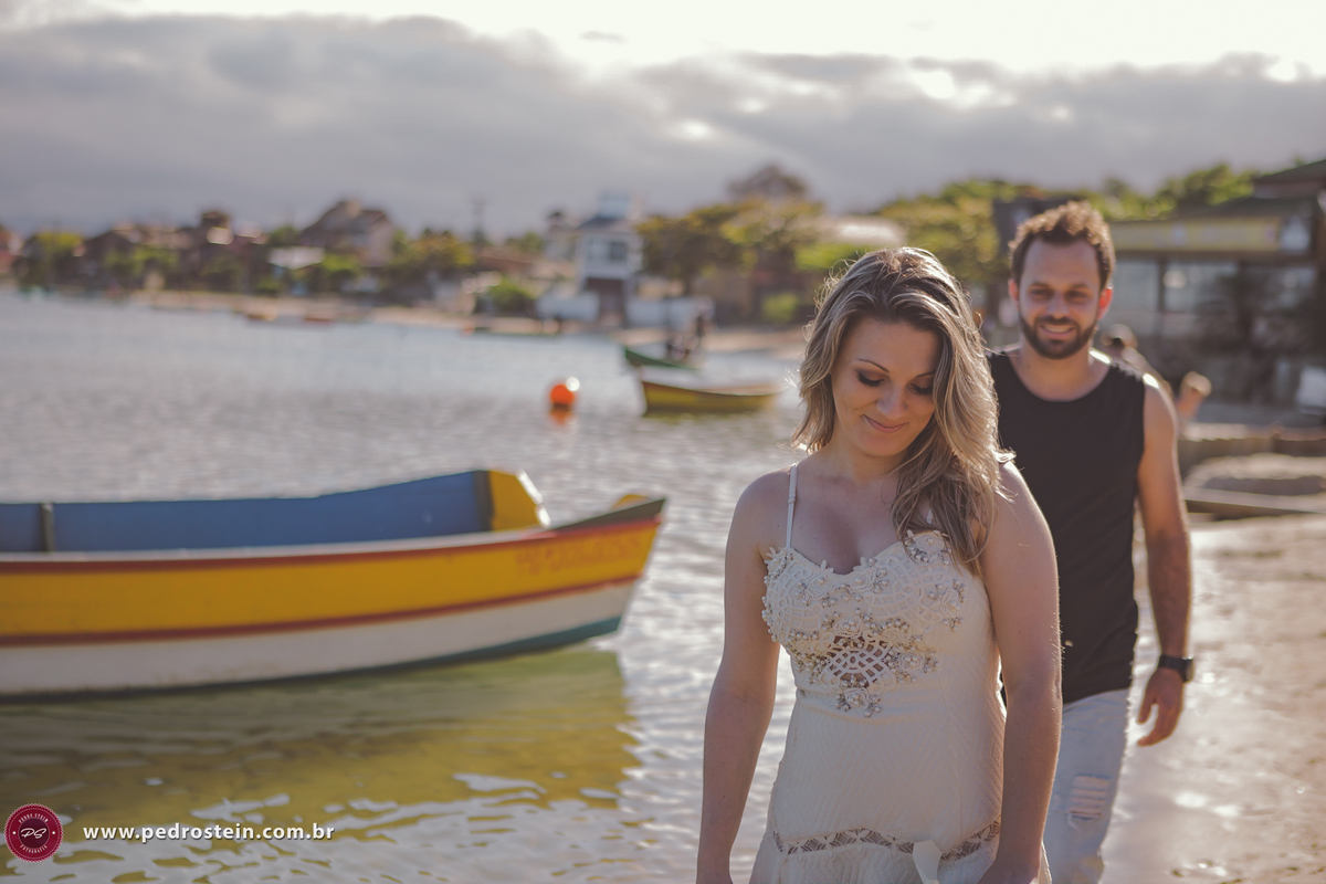 pedro stein fotografo de casamento em pre wedding na guarda do embau com noivos caminhando um ao encontro do outro