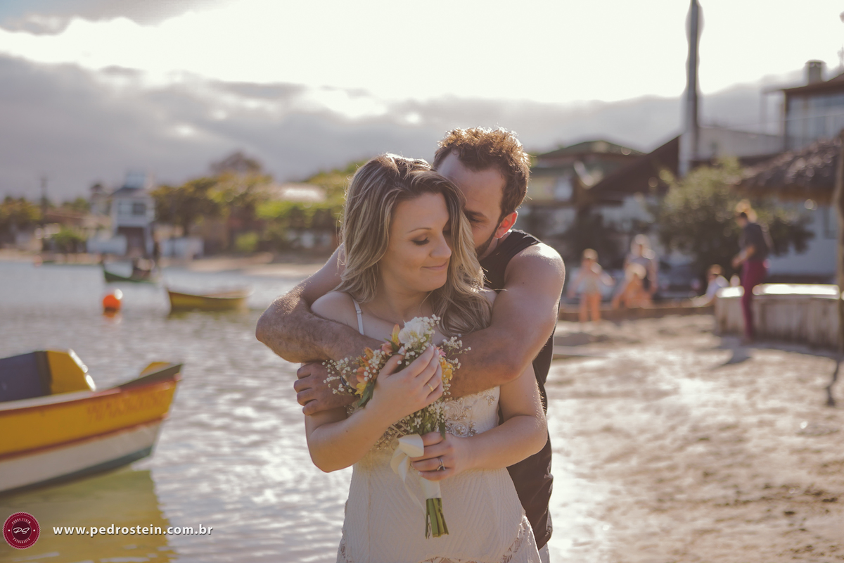 pedro stein fotografo de casamento em pre wedding na guarda do embau com noivo abraçando a noiva