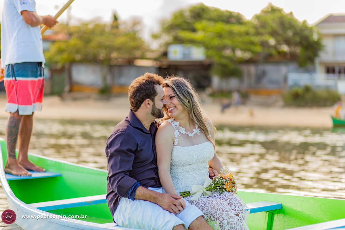 pedro stein fotografo de casamento em pre wedding na guarda do embau com noivos sentados em cima de um barco