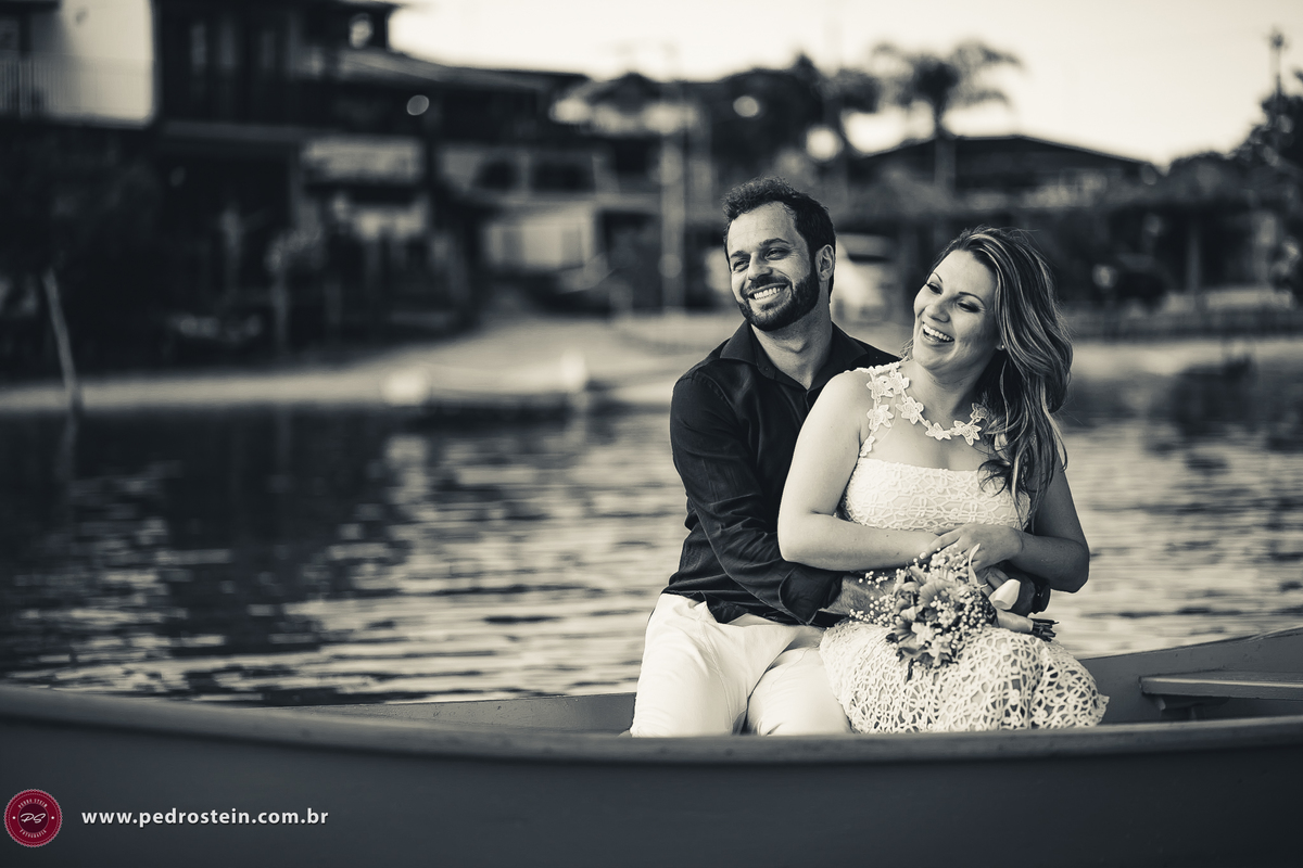 pedro stein fotografo de casamento em pre wedding na guarda do embau com noivos em cima de uma barco dano risadas