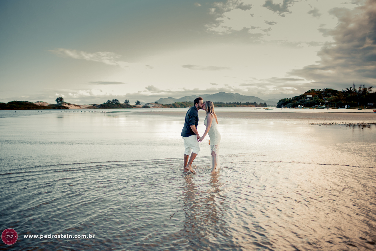 pedro stein fotografo de casamento em pre wedding na guarda do embau com noivos se beijando na beira da praia