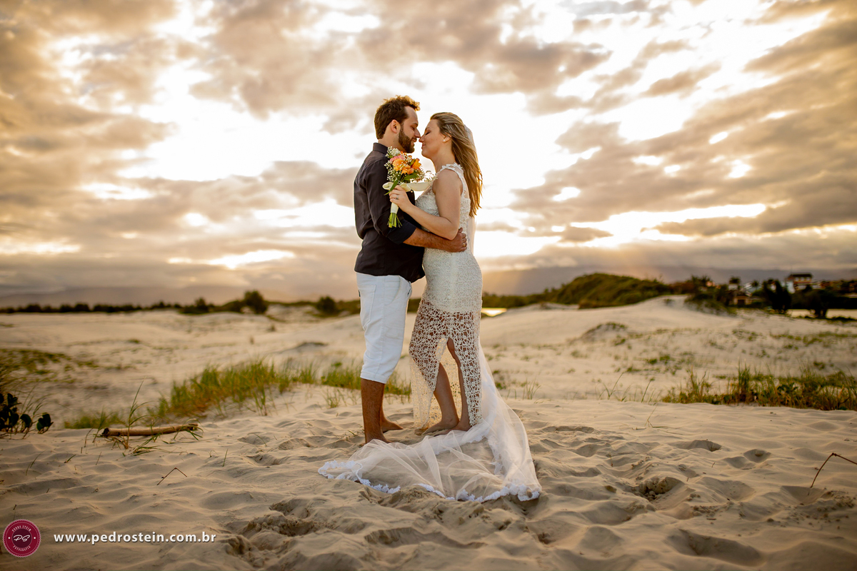 pedro stein fotografo de casamento em pre wedding na guarda do embau com noivos se abraçando ao pôr do sol