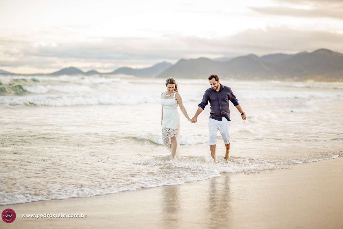 pedro stein fotografo de casamento em pre wedding na guarda do embau com noivos caminhando na beira do mar