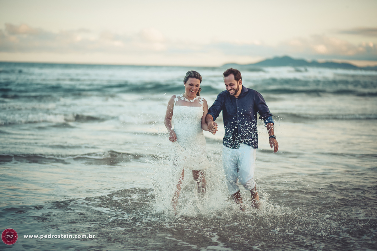 pedro stein fotografo de casamento em pre wedding na guarda do embau com noivos brincando dentro da água