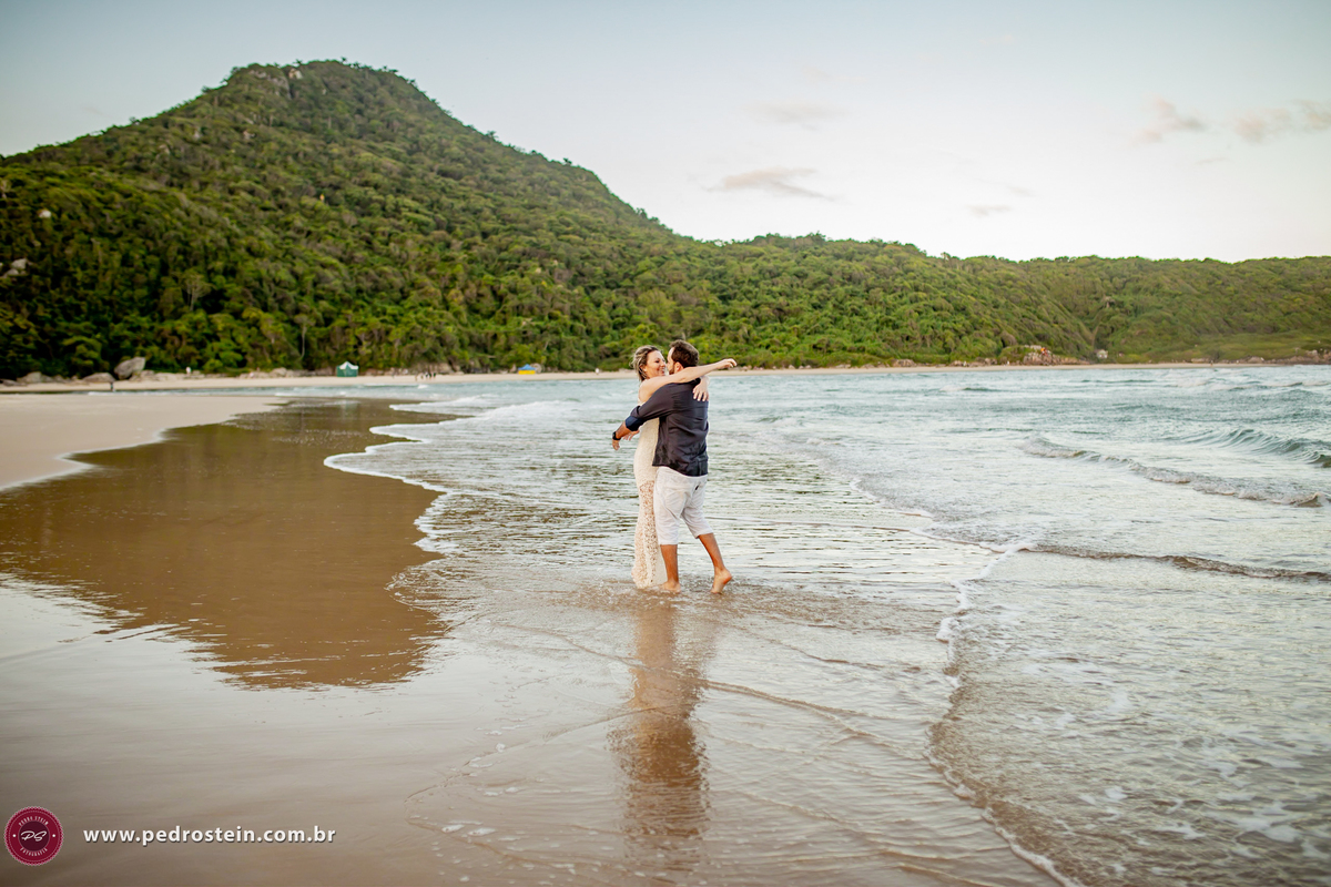 pedro stein fotografo de casamento em pre wedding na guarda do embau com noivos se abraçando dentro do mar