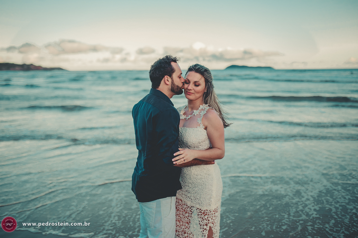 pedro stein fotografo de casamento em pre wedding na guarda do embau com noivo dando beijinho na noiva