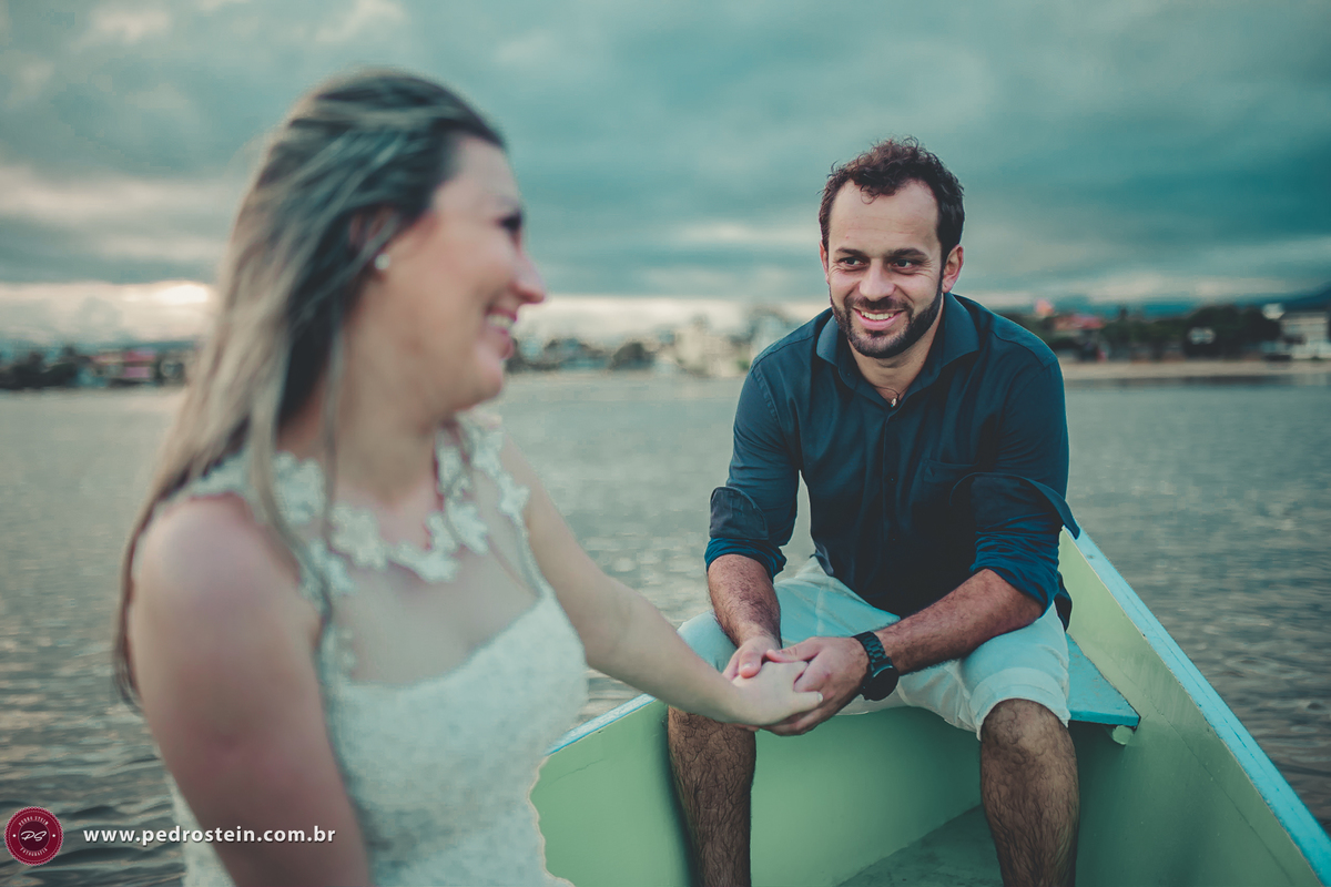 pedro stein fotografo de casamento em pre wedding na guarda do embau com noivo segurando a mão da noiva