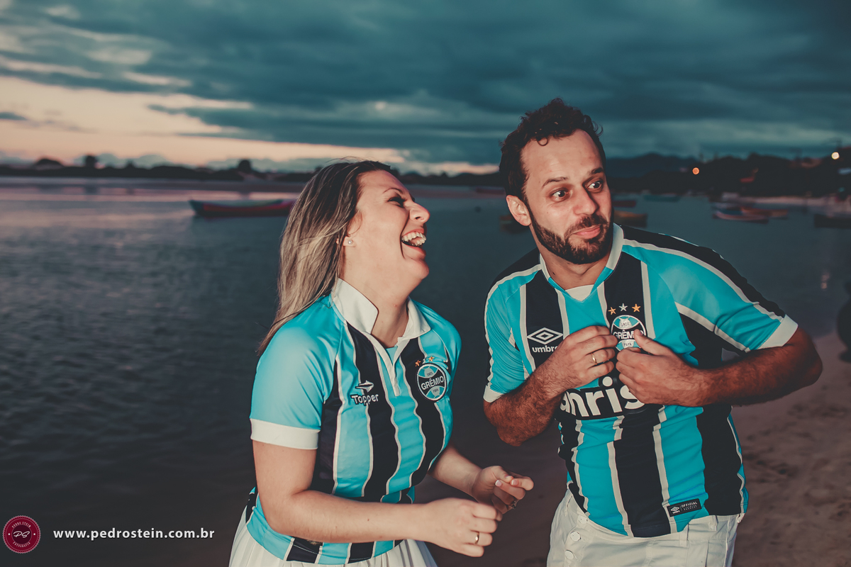 pedro stein fotografo de casamento em pre wedding na guarda do embau com noivos vibrando com o grêmio