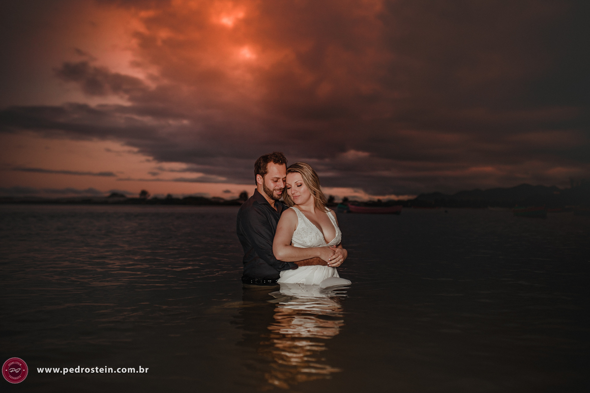 pedro stein fotografo de casamento em pre wedding na guarda do embau com noivos se abraçando dentro da água