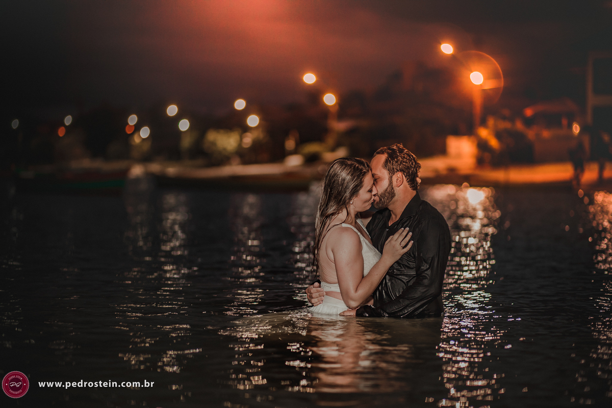 pedro stein fotografo de casamento em pre wedding na guarda do embau com noivos se beijando dentro da água