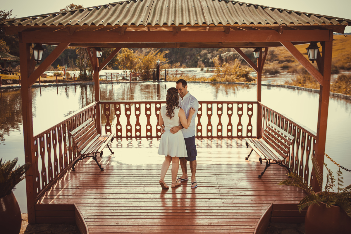 Fotógrafo de casamento de Cachoeirinha fotografia ensaio pré casamento casal no quiosque