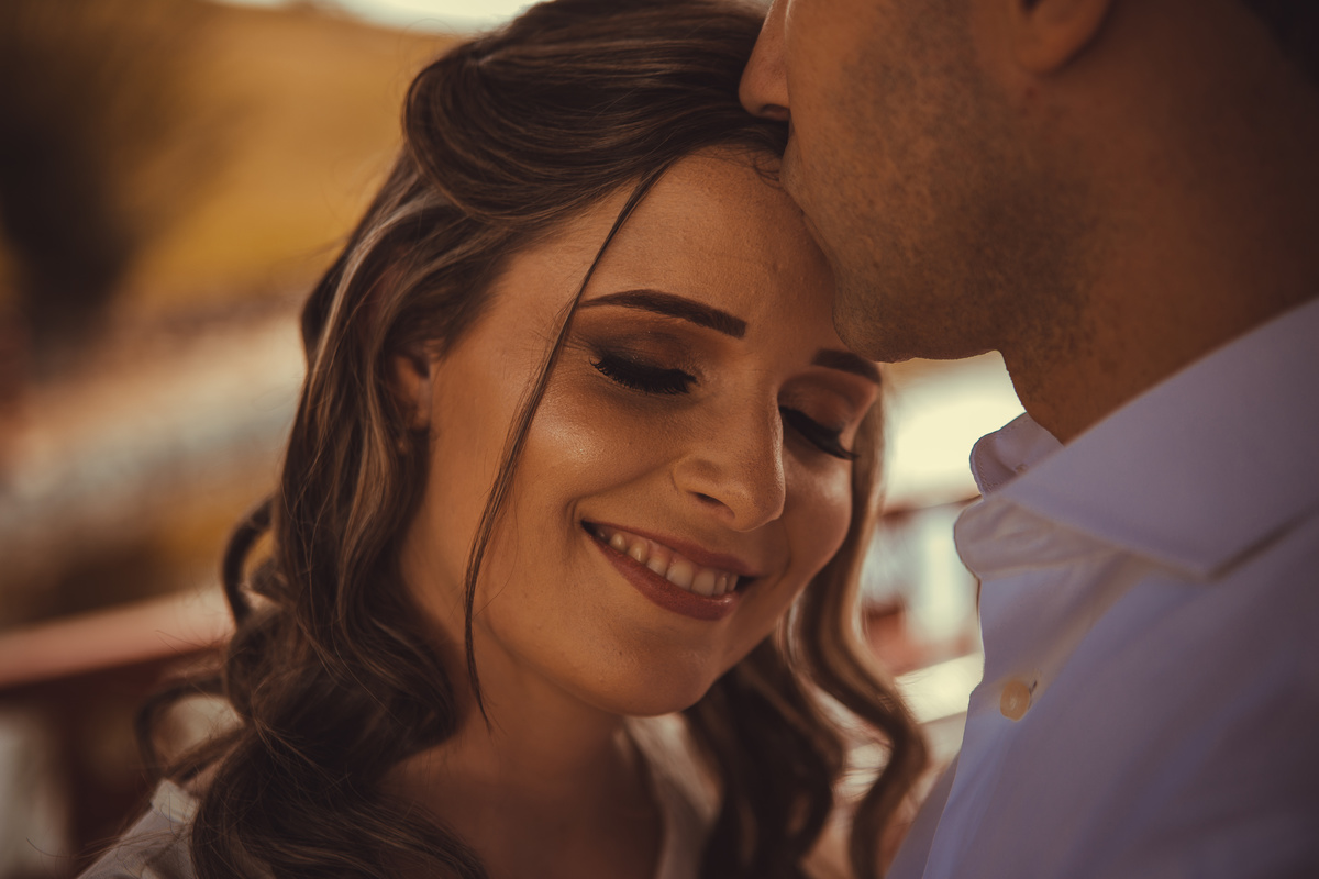 Fotógrafo de casamento de Cachoeirinha fotografia ensaio pré casamento detalhe do beijo na fronte dela