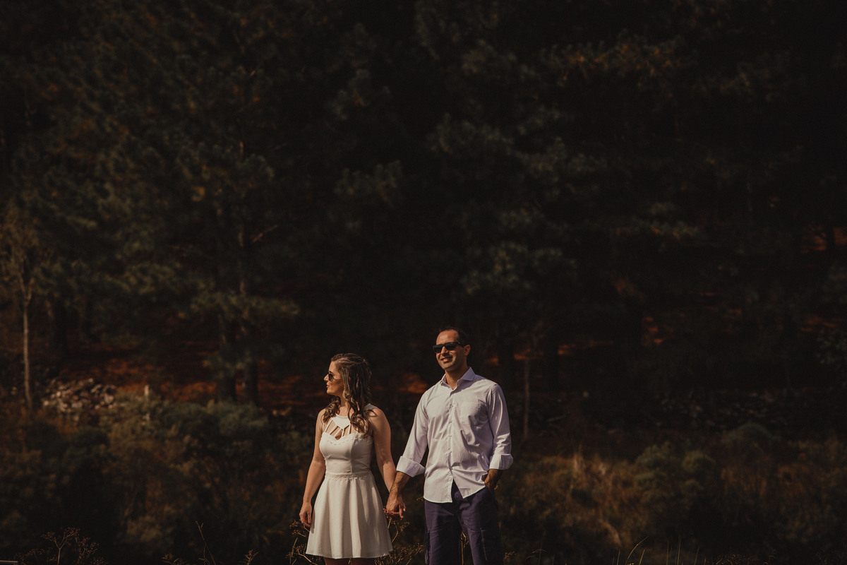 Fotógrafo de casamento de Cachoeirinha fotografia ensaio pré casamento casal de mãos dadas e óculos escuros
