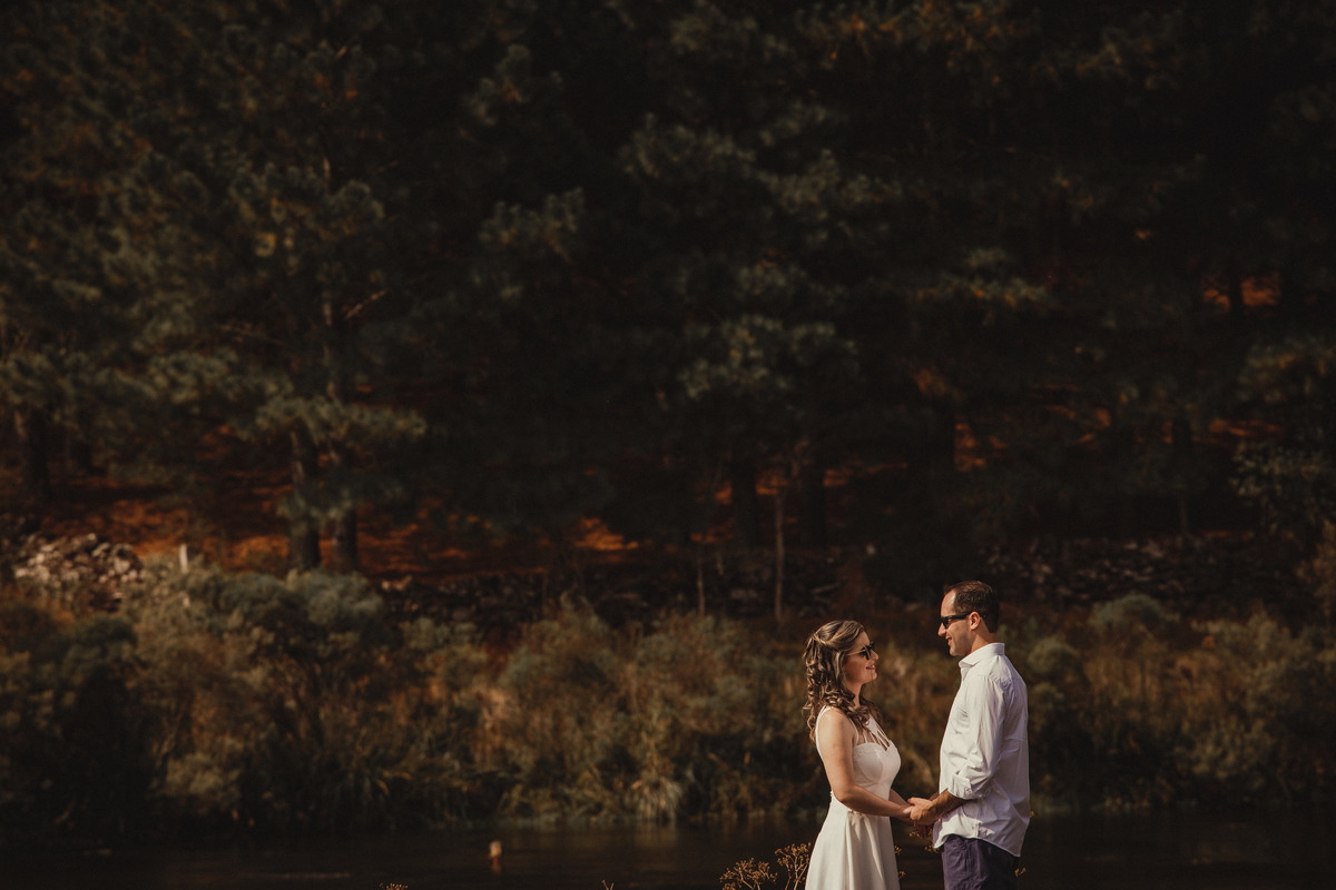 Fotógrafo de casamento de Cachoeirinha fotografia ensaio pré casamento um de frente para o outro e óculos escuros