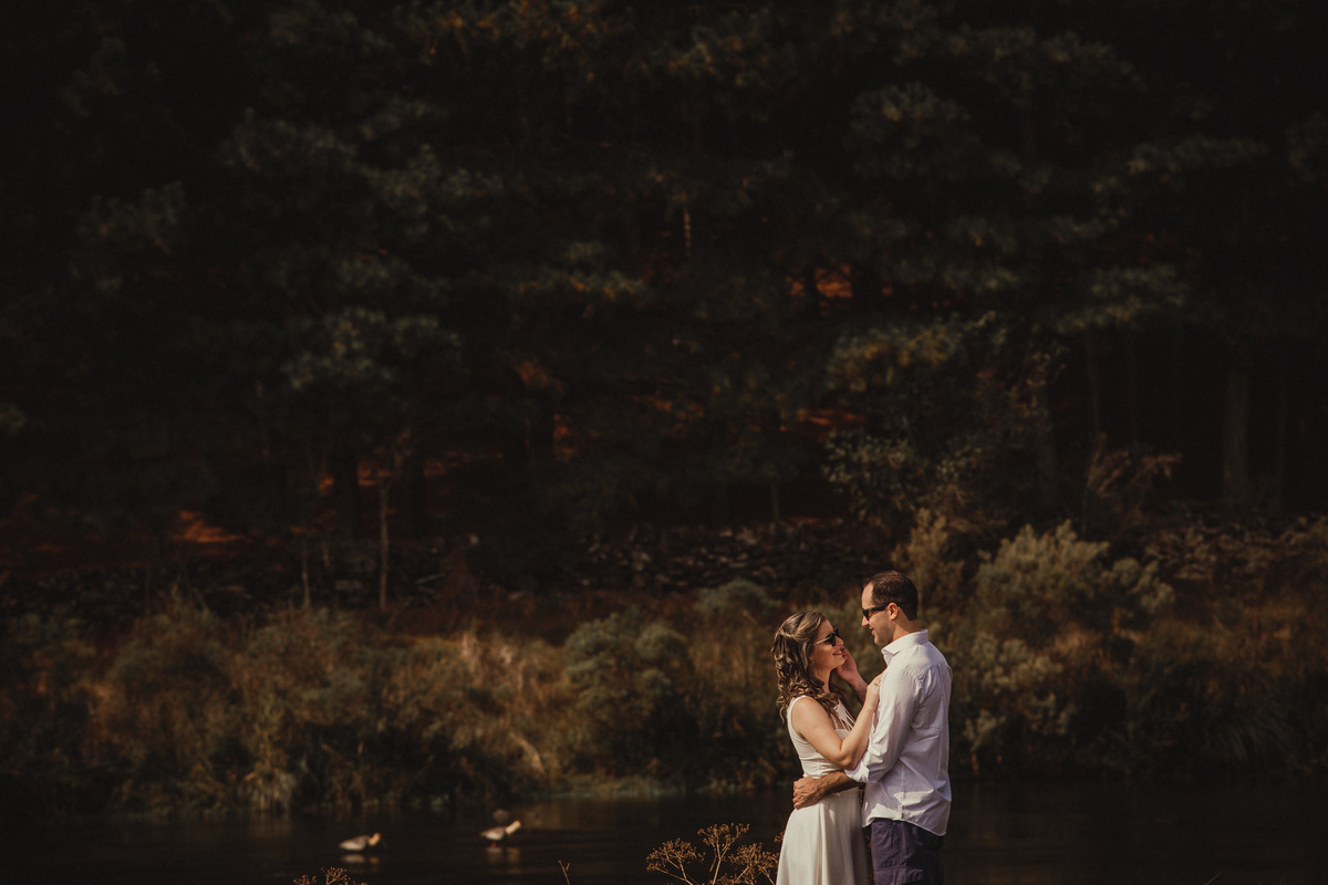 Fotógrafo de casamento de Cachoeirinha fotografia ensaio pré casamento casal abraçado se olhando e óculos escuros