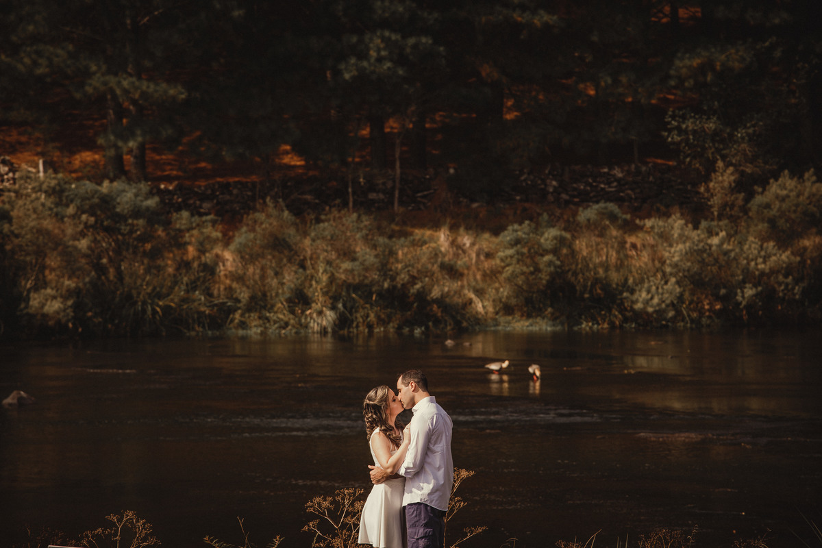 Fotógrafo de casamento de Cachoeirinha fotografia ensaio pré casamento casal se beijando na beira do lago
