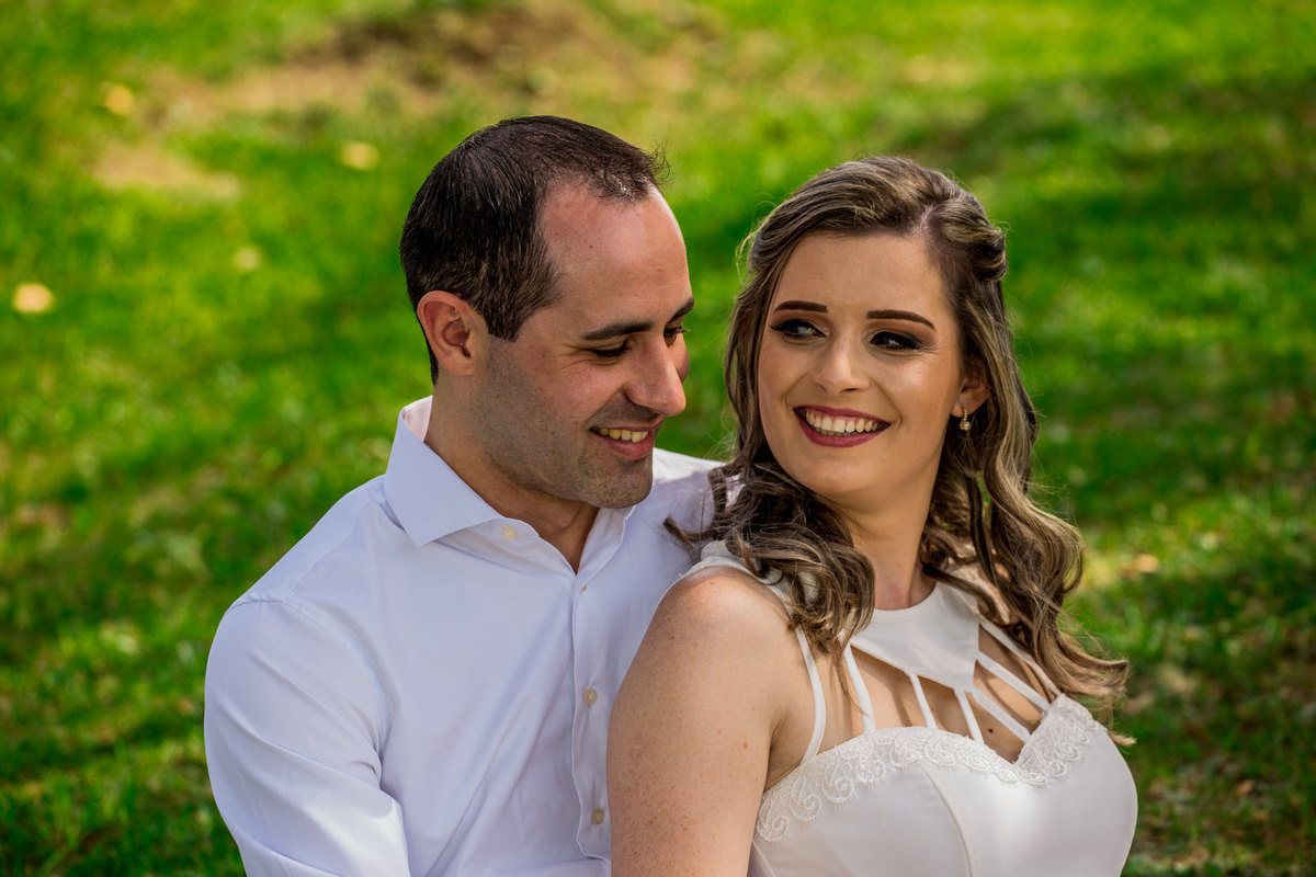 Fotógrafo de casamento de Cachoeirinha fotografia ensaio pré casamento casal sentado na grama