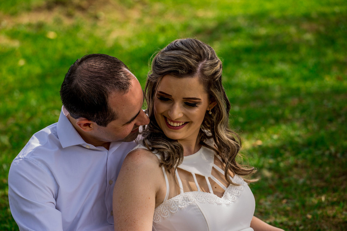 Fotógrafo de casamento de Cachoeirinha fotografia ensaio pré casamento casal sentado na grama se olhando
