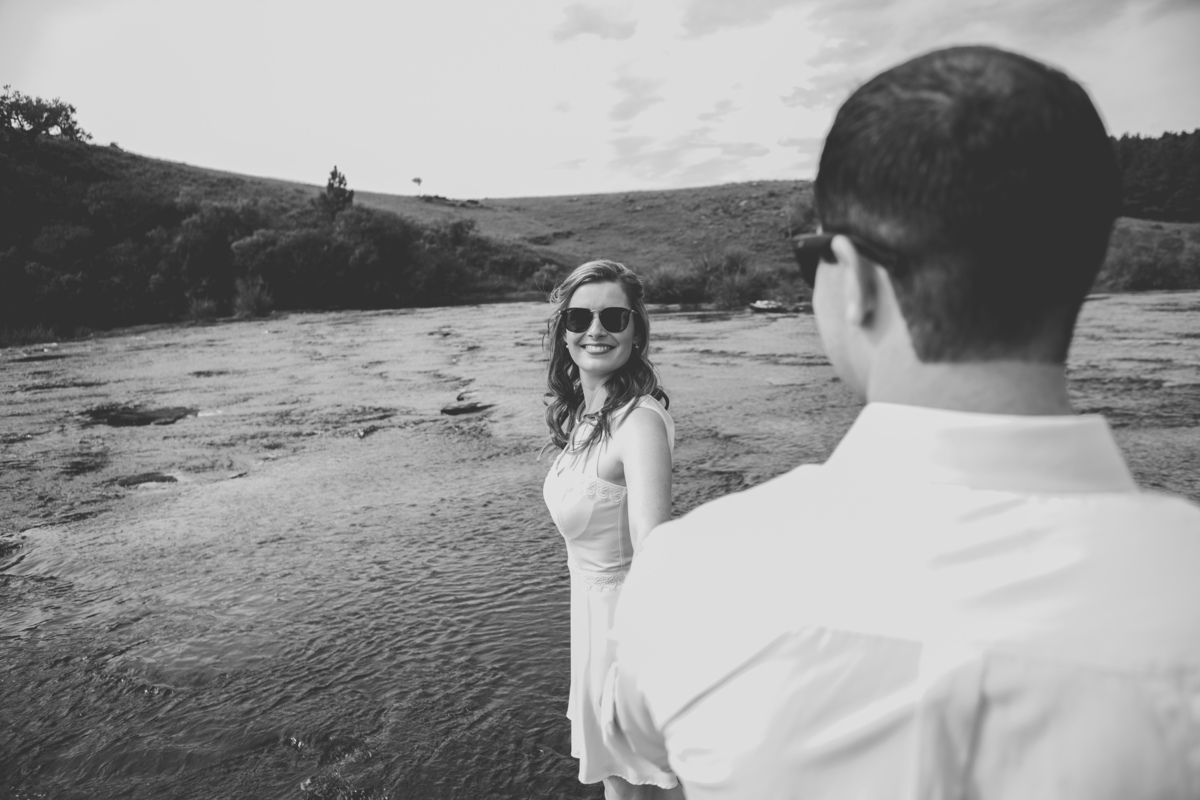 Fotógrafo de casamento de Cachoeirinha fotografia ensaio pré casamento noiva segurando a mão do noivo foto em preto e branco