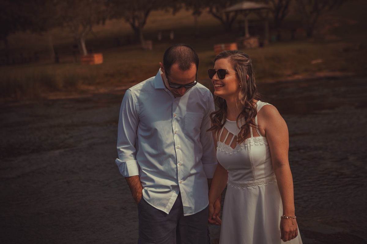 Fotógrafo de casamento de Cachoeirinha fotografia ensaio pré casamento casal de mãos dadas sorrindo