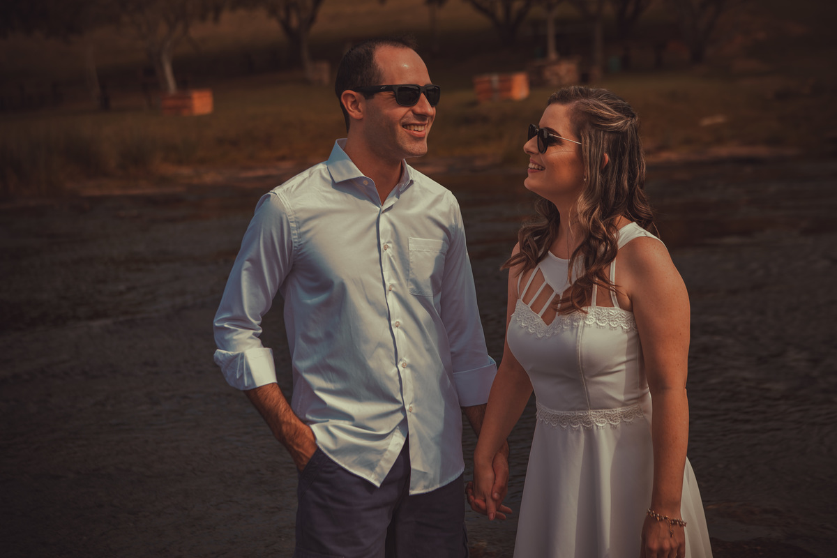 Fotógrafo de casamento de Cachoeirinha fotografia ensaio pré casamento casal de mãos dadas sorrindo um para o outro