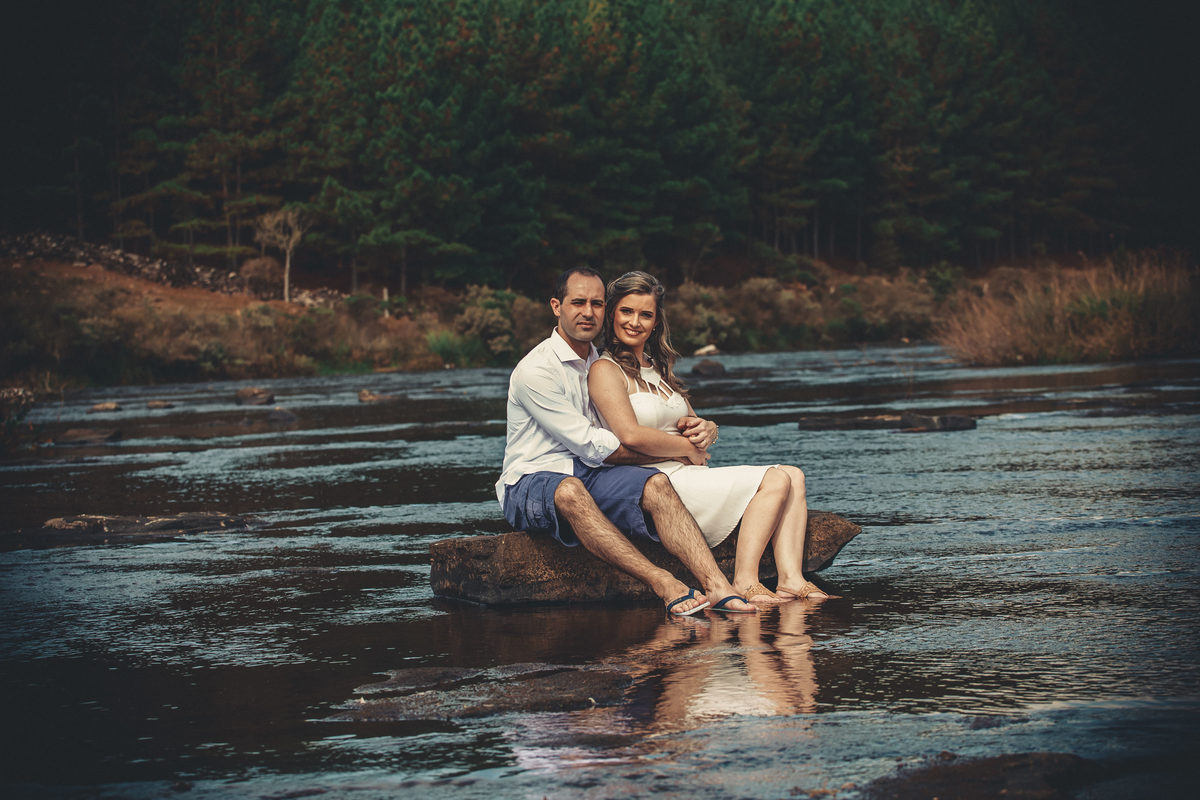 Fotógrafo de casamento de Cachoeirinha fotografia ensaio pré casamento casal sentado na pedra na beira do rio