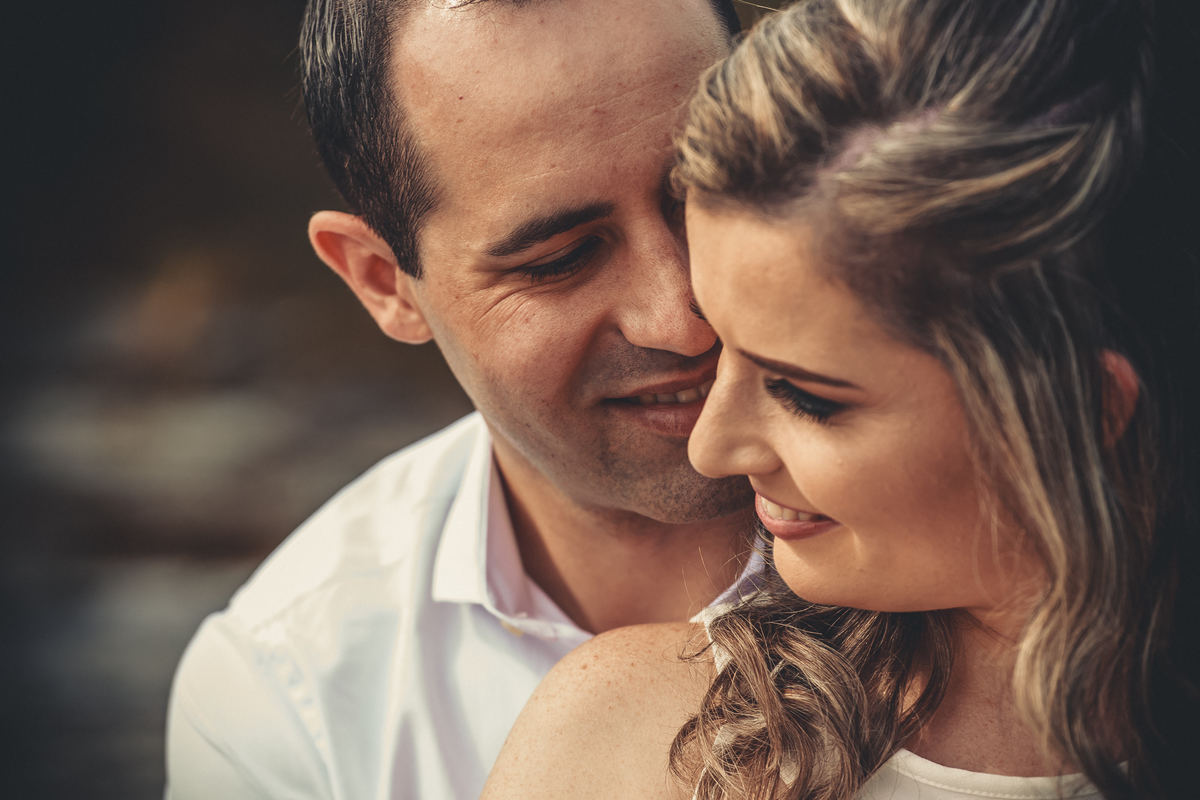 Fotógrafo de casamento de Cachoeirinha fotografia ensaio pré casamento ele olhando para ela
