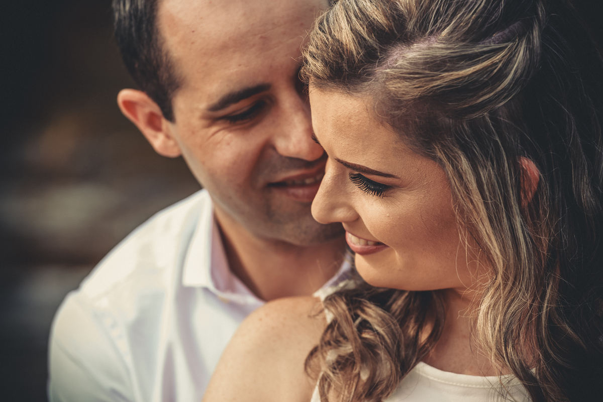Fotógrafo de casamento de Cachoeirinha fotografia ensaio pré casamento ele desfocado olhando para ela