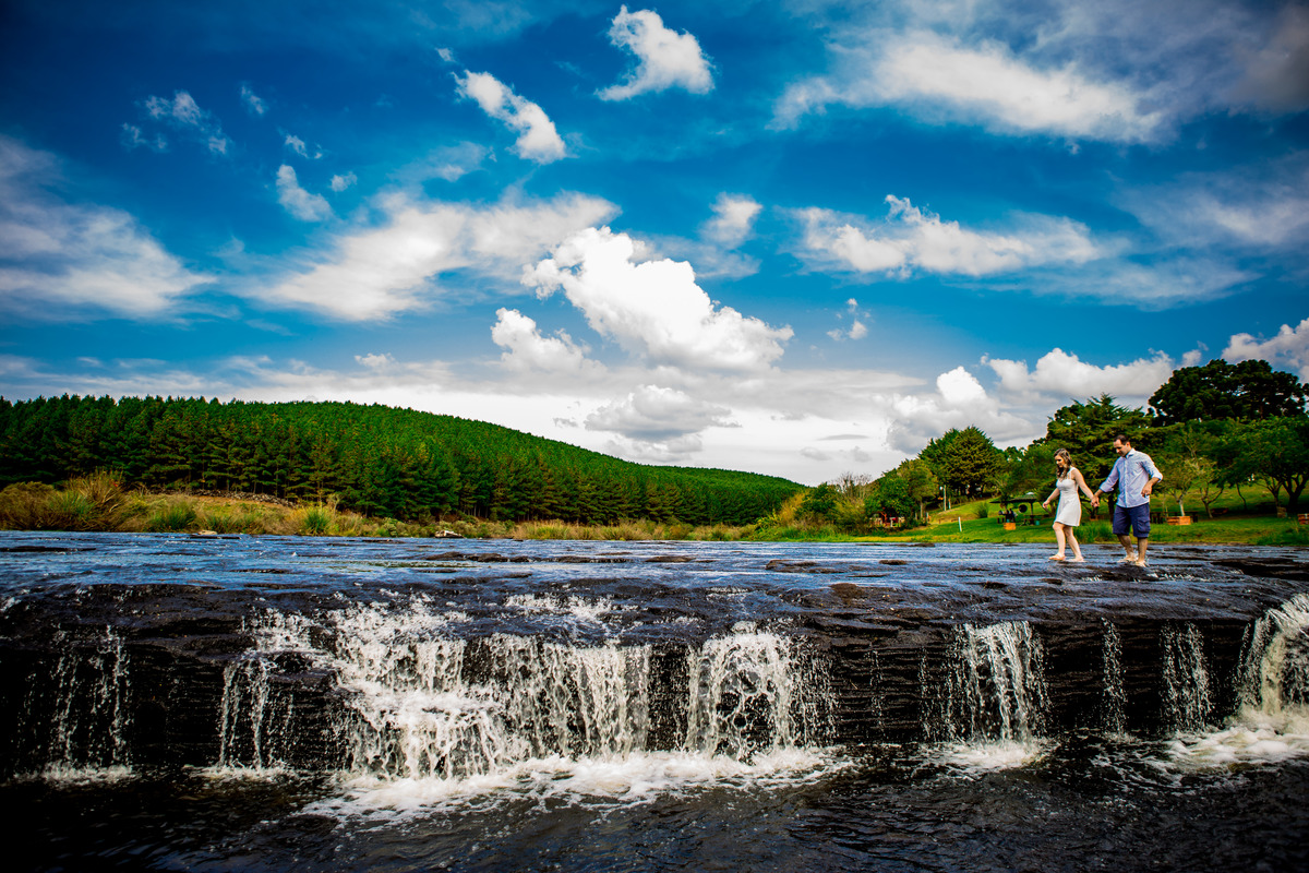 Fotógrafo de casamento de Cachoeirinha fotografia ensaio pré casamento casal caminhado sobre o rio