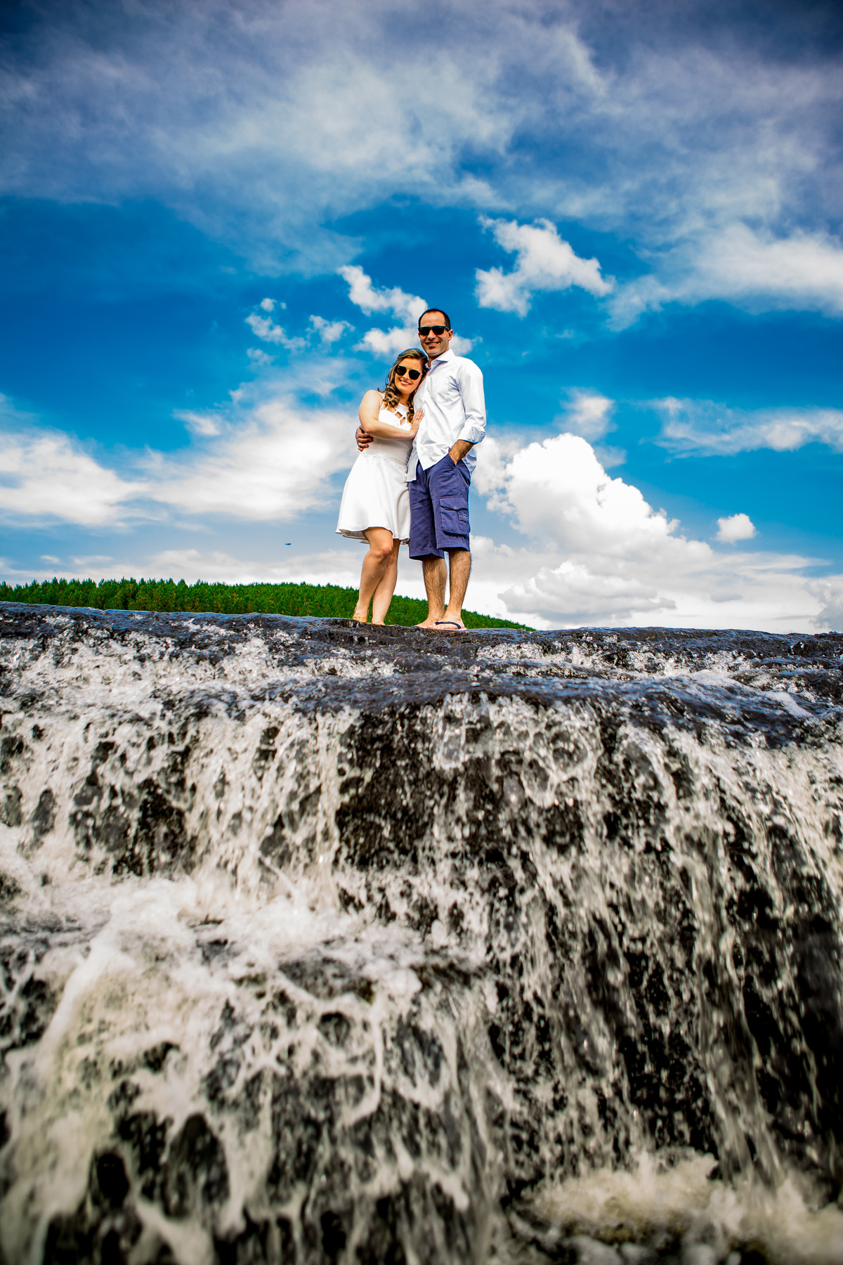 Fotógrafo de casamento de Cachoeirinha fotografia ensaio pré casamento casal na beira da cachoeirinha