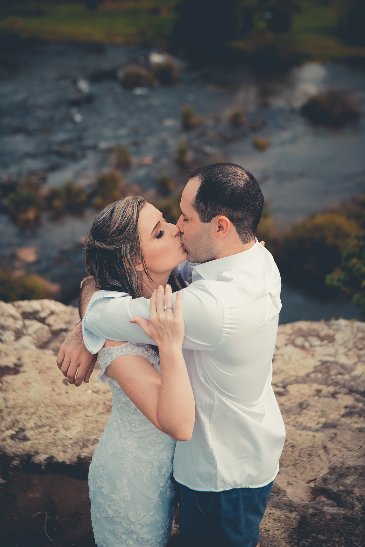 Fotógrafo de casamento de Cachoeirinha fotografia ensaio pré casamento casal se beijando na pedra